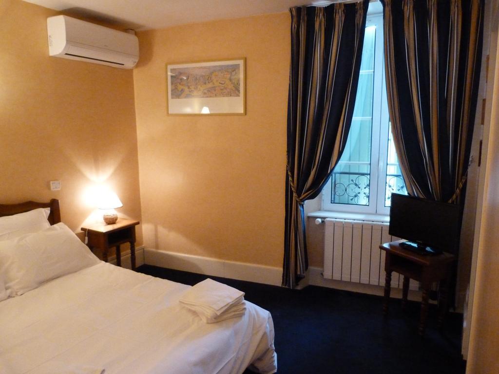 Logis Hotel Restaurant La Tour de Ciron Carmaux Chambre photo